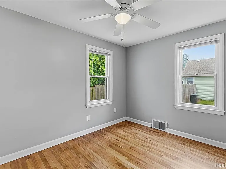 77 Huron Ave — Photo 15