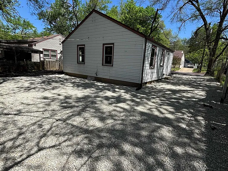 1703 N Valley Ave — Photo 26