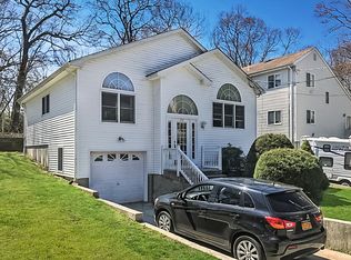 21 4th St, Wading River, NY 11792