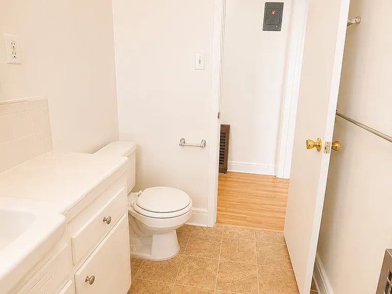340 N Isabel St — Photo 11