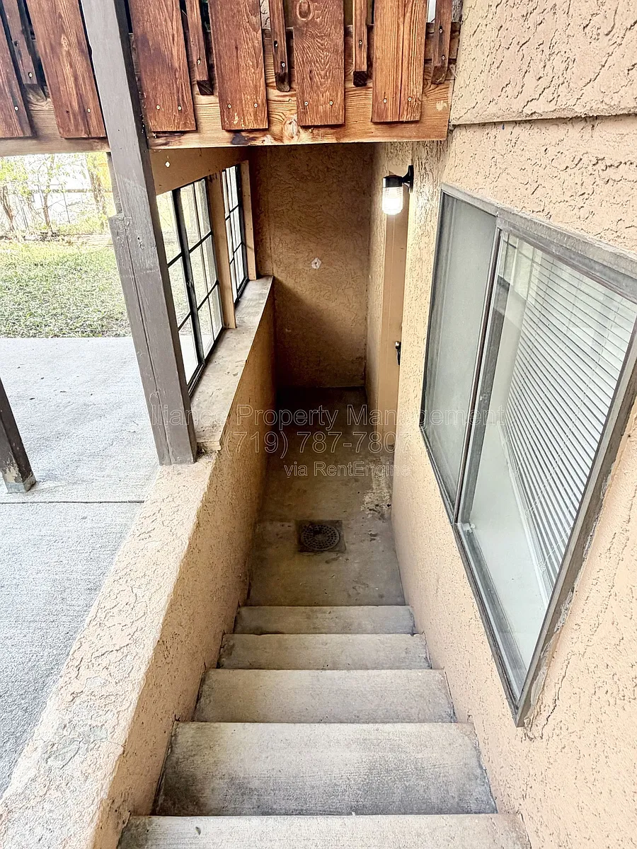 Building Photo - 17 N Meade Ave #2