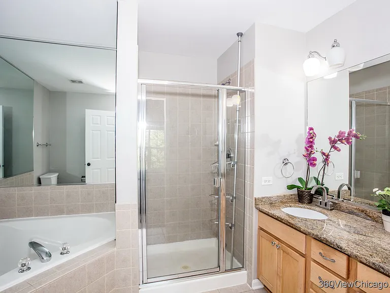 2140 Yale Cir — Photo 16