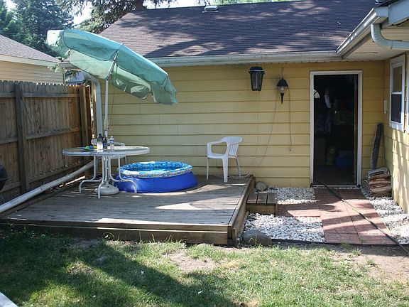Deck enclosed back yard