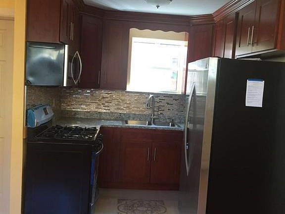 3rd image of 945 E 215th St