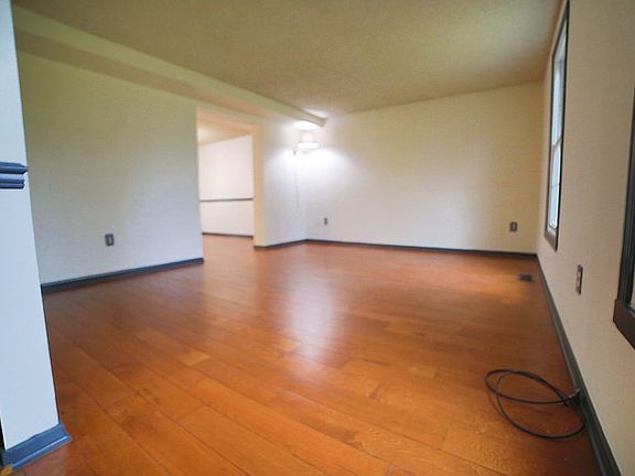 2nd image of 608 Morgan Dr E