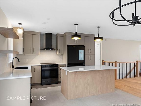 5th image of 454 Gaspe St
