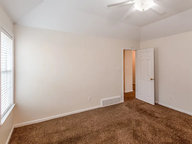 3920 Paramount Cv — Photo 10
