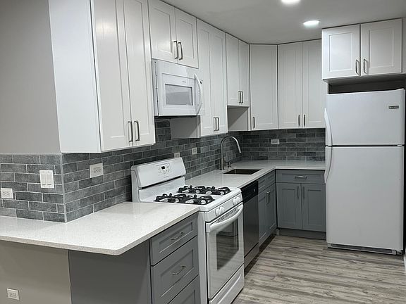 5th image of 515 W Wrightwood Ave APT 403