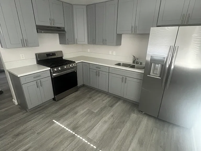 4875 Franklin Ave — Photo 1