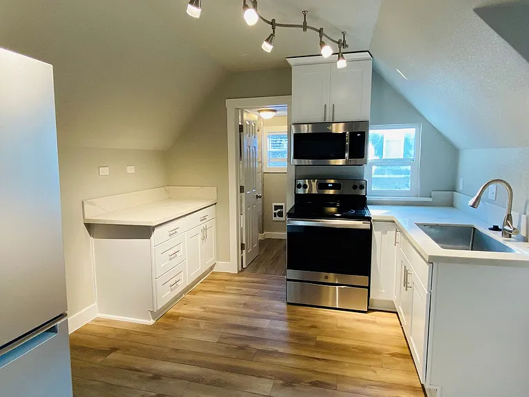 411 Bond St, Astoria, OR 97103 — Photo 1