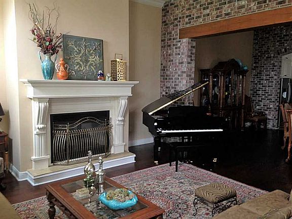 2nd image of 2350 Longue Vue Dr
