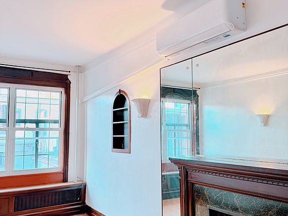 4th image of 6027 Myrtle Ave Unit 2