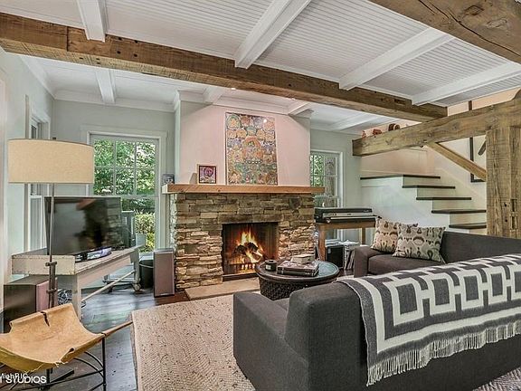 3rd image of 409 Sanders Ct