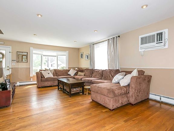 4th image of 1066 Bowling Green Dr