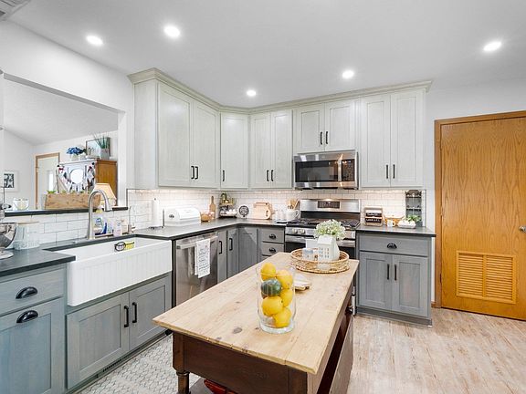 2nd image of 3139 E Colony Ave