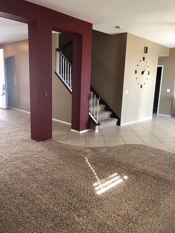 Gorgeously upgraded 4 bedroom home in Hunter's Ridge — Photo 4