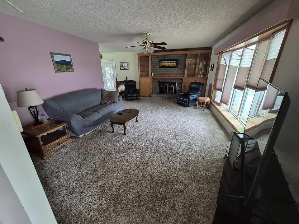 3 bed, 1.5 bath, 2100 sqft, $2,400 — Photo 2