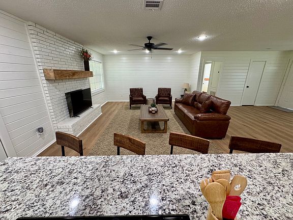 5th image of 102 Lakeview Park Dr