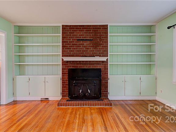 4th image of 800 Henry St
