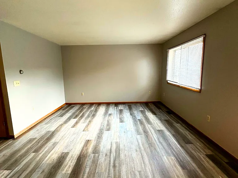 862 Kari Dr — Photo 2