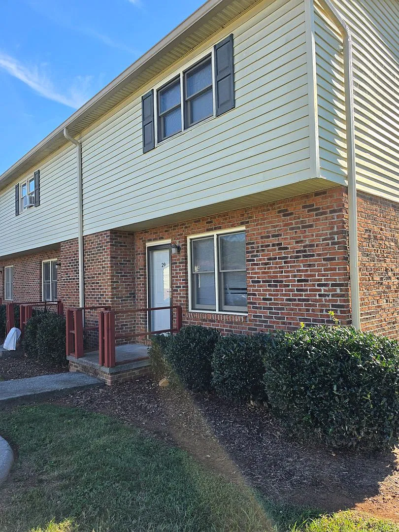 2/1.5 large townhome end unit — Photo 1