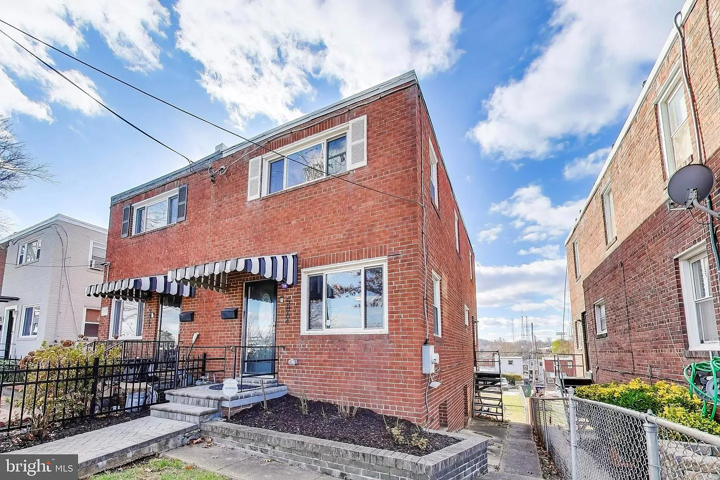 5864 Eastern Ave NE photo 1
