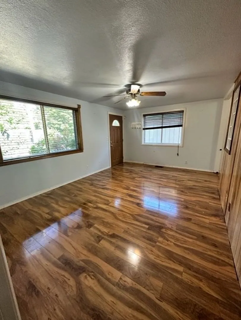 Cozy 2 bedroom House with Garage — Photo 4