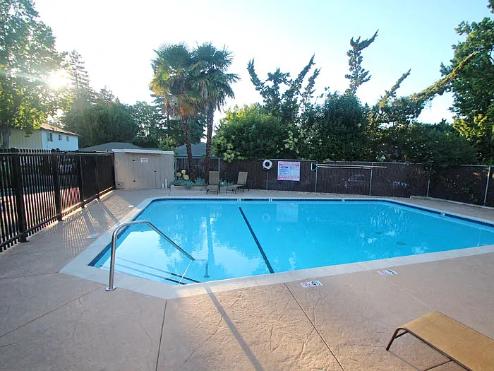 120 - 122 East Creek Drive — Photo 3