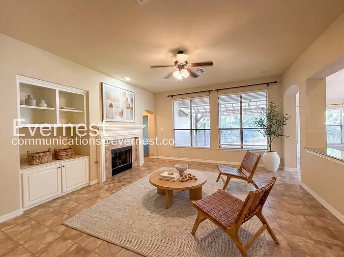 4 bed, 2.0 bath, 2412 sqft, $2,725 — Photo 4