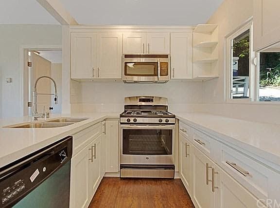 5th image of 2616 Adelbert Ave
