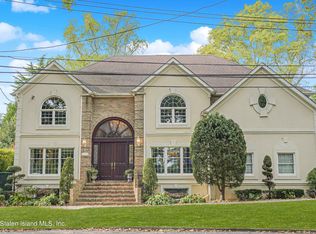 15 The Oval, Staten Island, NY 10304