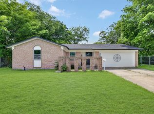6412 Embassy Dr, Forest Hill, TX 76119