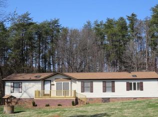 1052 Robinwood Ln, Pinnacle, NC 27043