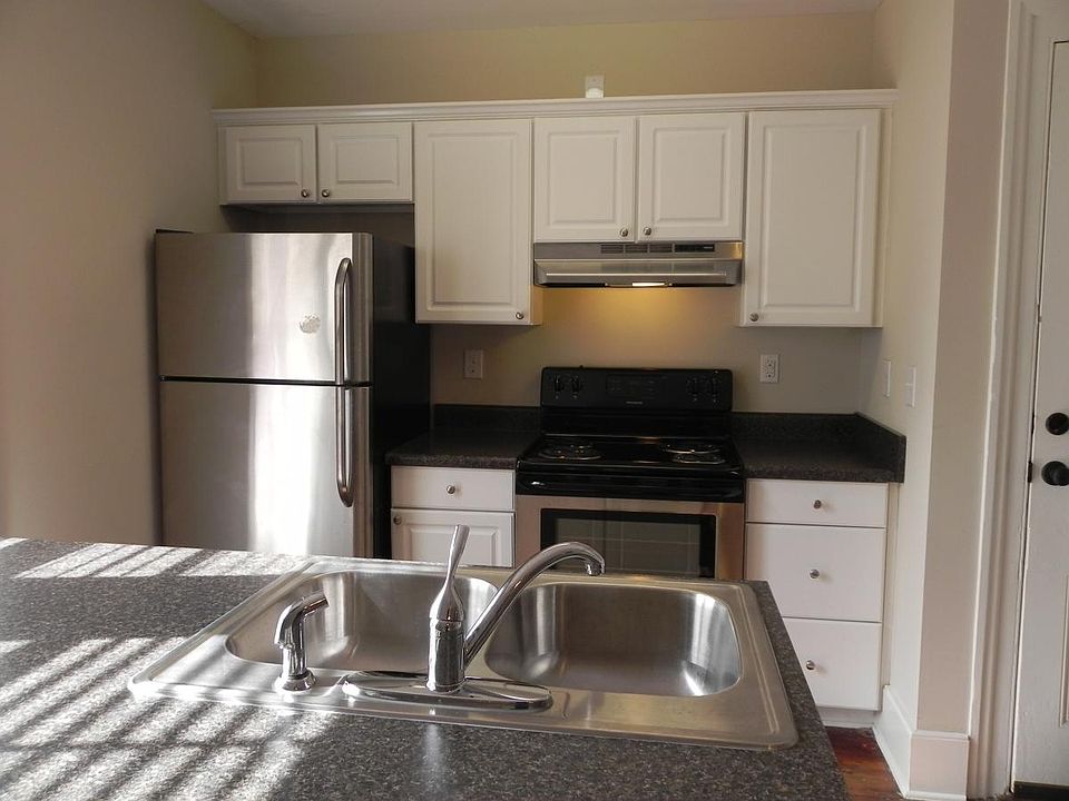 Full Kitchen with dishwasher, disposal & icemaker
