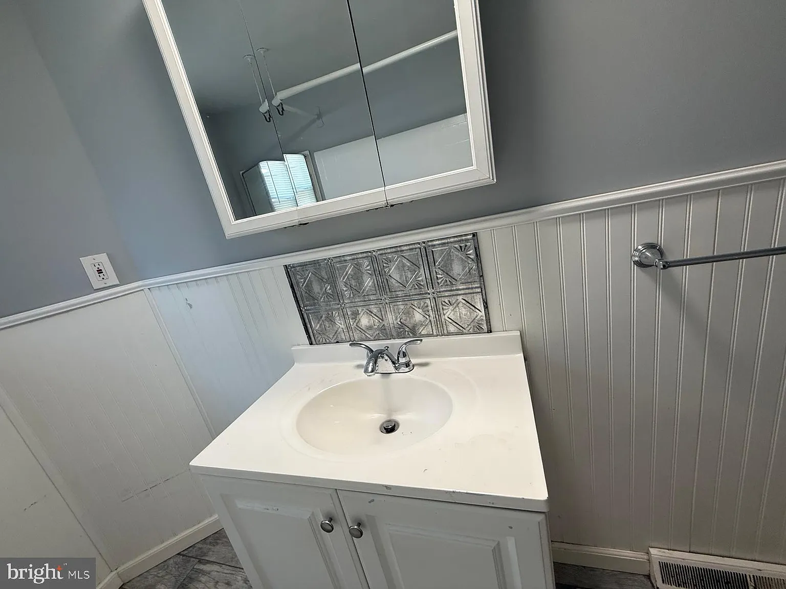 3 bed, 1.0 bath, 1216 sqft, $2,400 — Photo 4