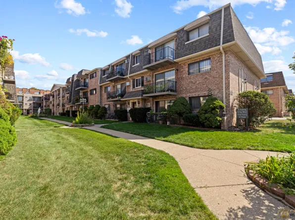 5323 N Delphia Ave APT 323W, Chicago, IL 60656