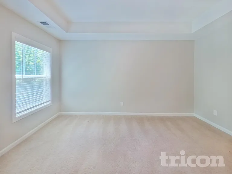 563 Roseridge Dr — Photo 6