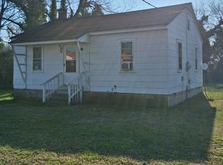 3 Hall St, Onancock, VA 23417