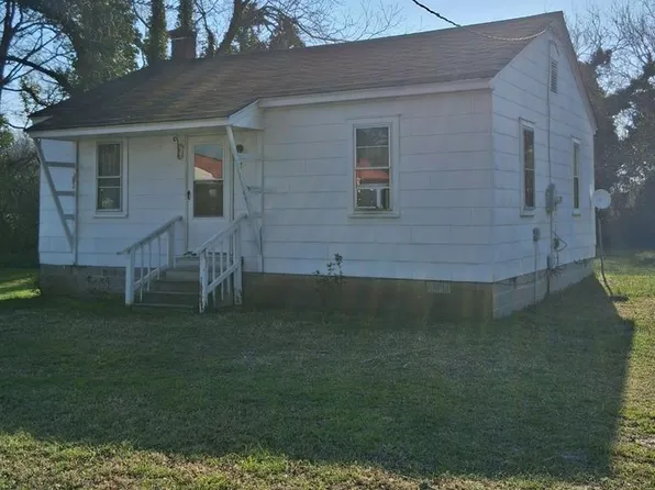 3 Hall St, Onancock, VA 23417