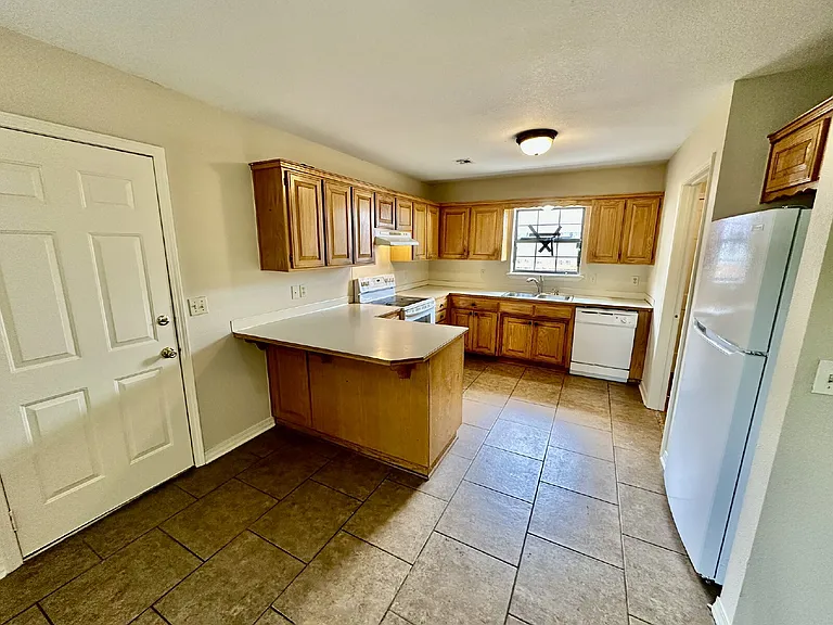 2311 W Willow St — Photo 16