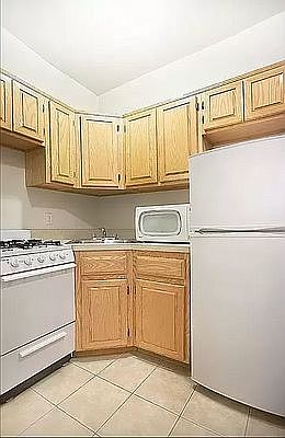 4th image of 306 E 83rd St #3DR