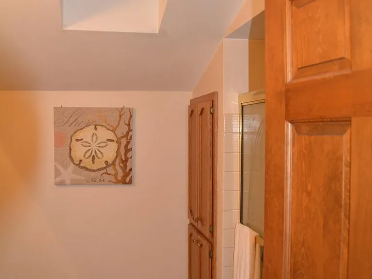 Upper full bathroom