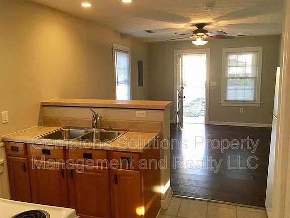 4th image of 329 Granbury St