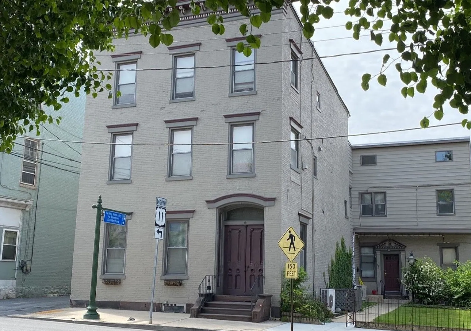 136 E Queen St — Photo 1