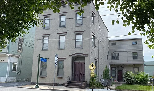 136 E Queen St Photo 1