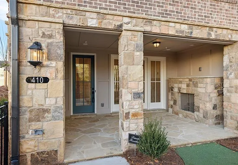 410 Townly Ct — Photo 2