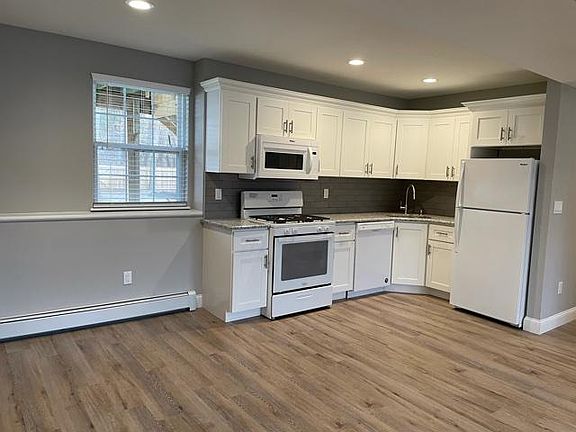 4th image of 47 Samantha Dr #1