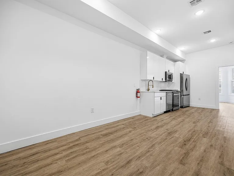 234 Webster Ave #1R — Photo 3