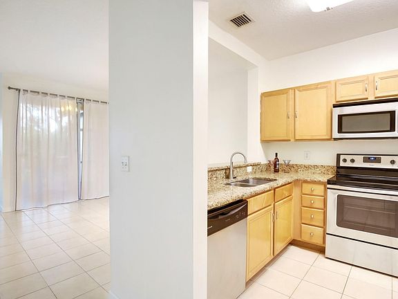 3rd image of 6420 Park Lake Cir
