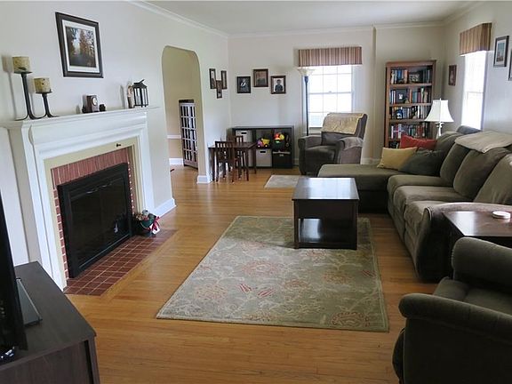 Living Room / Fireplace
